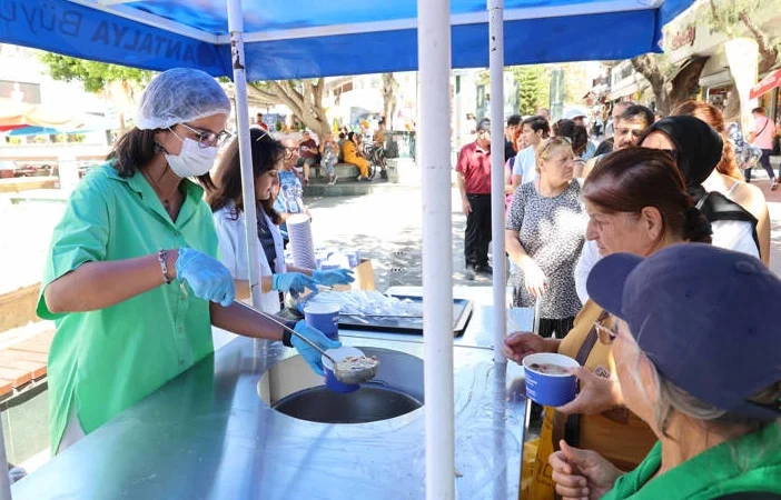 Antalya Büyükşehir Belediyesi geleneksel aşure ikramlarına başladı