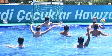 Manisa’da portatif havuzlarla ücretsiz yüzme keyfi