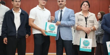 Üniversiteyi kazanan Çayırovalı gençlerle buluştu