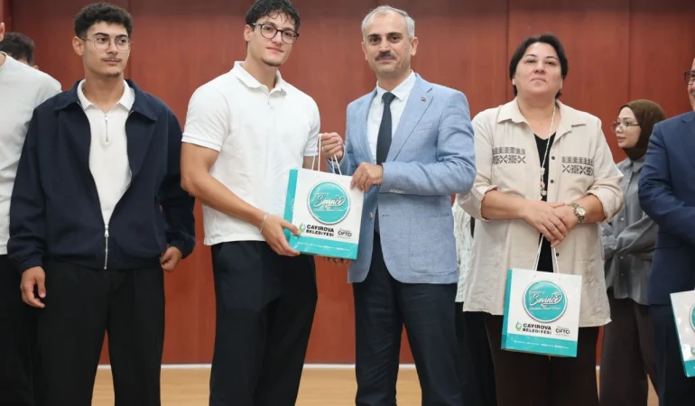 Üniversiteyi kazanan Çayırovalı gençlerle buluştu